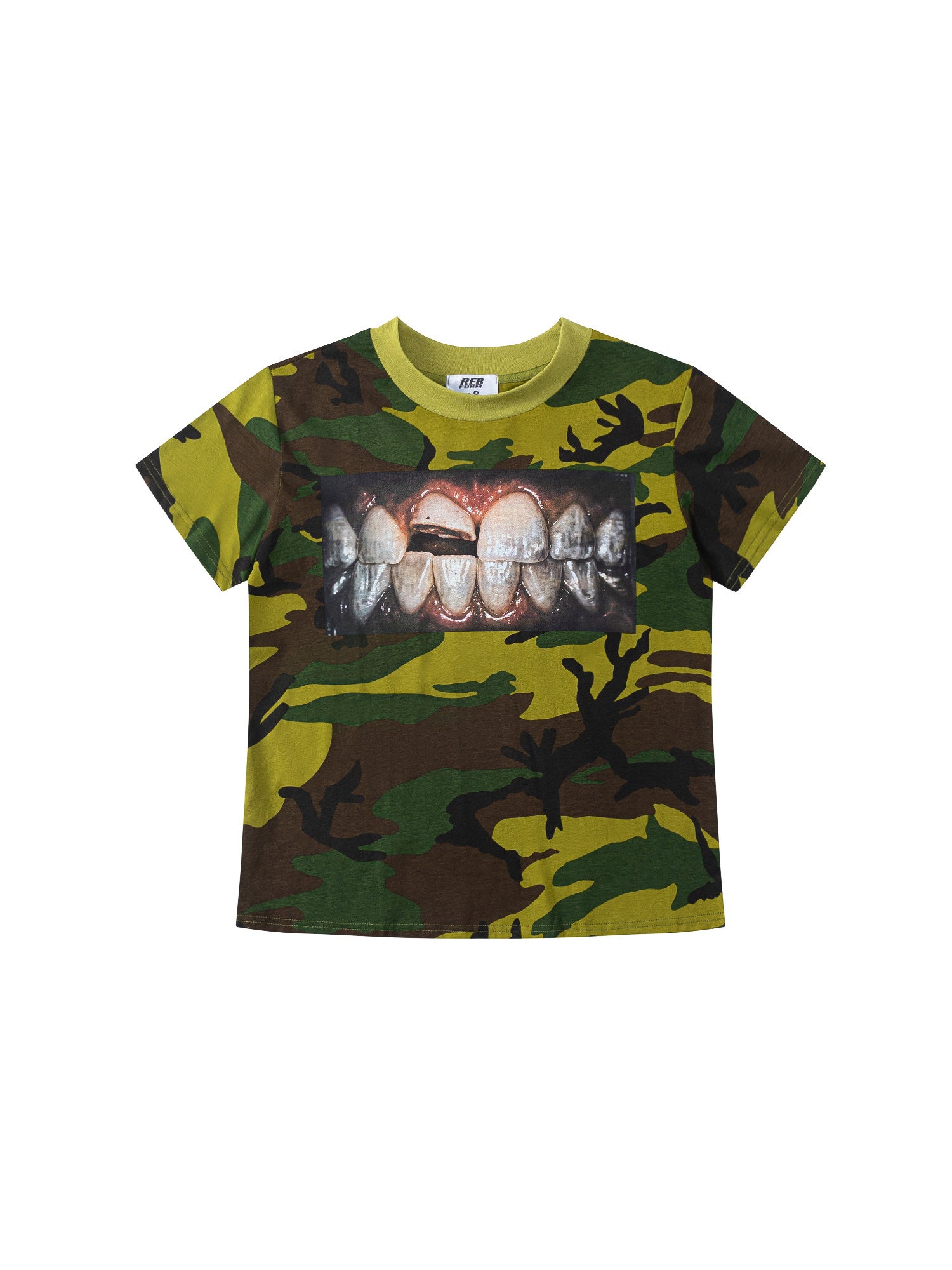 CAMO TOOTH GRAPHIC CURSIVE LETTER NICHE T-SHIRT