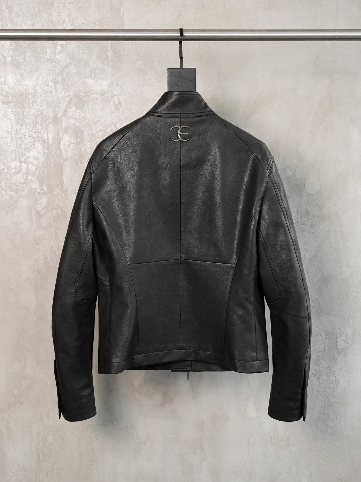 HEAVY‑DUTY DIAGONAL PLACKET DARK HIGH‑COLLAR LEATHER JACKET