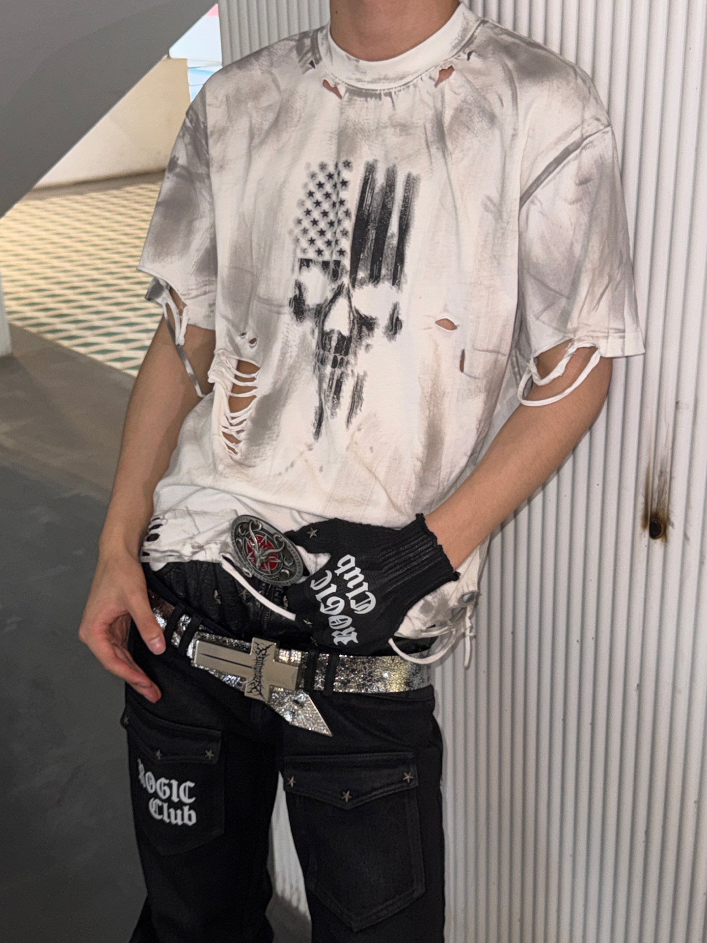 DISTRESSED PRINT RIPPED T-SHIRT