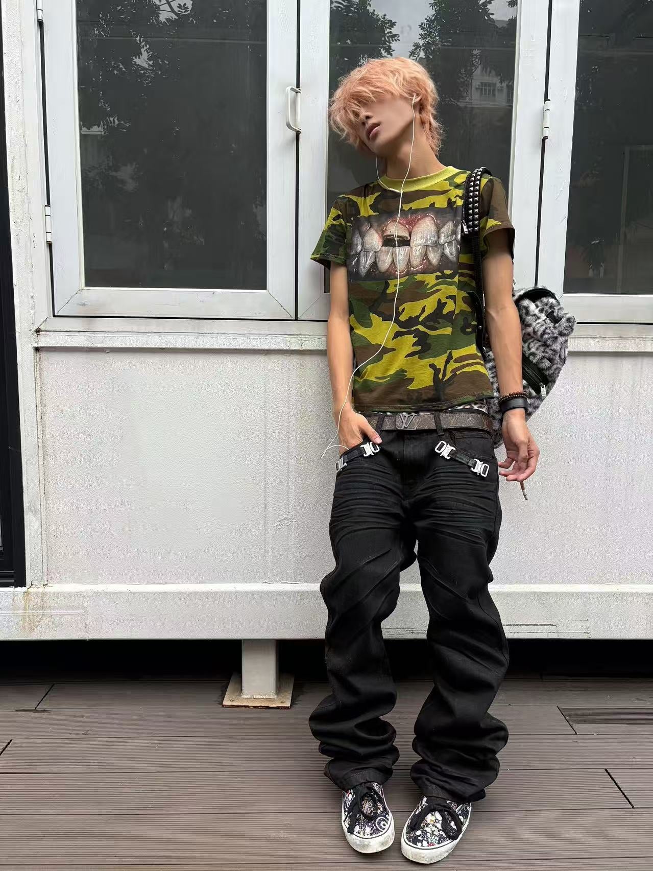 CAMO TOOTH GRAPHIC CURSIVE LETTER NICHE T-SHIRT