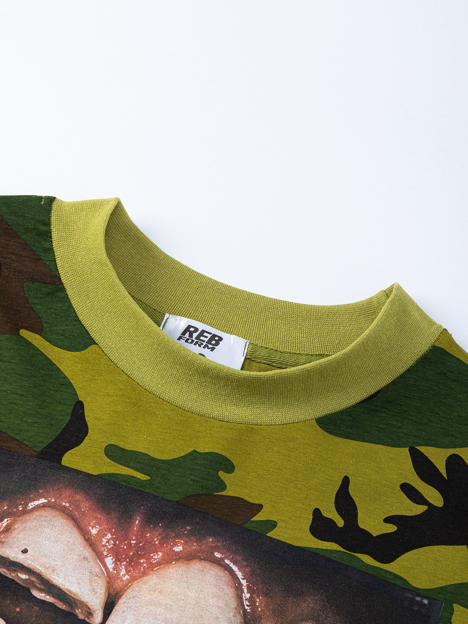 CAMO TOOTH GRAPHIC CURSIVE LETTER NICHE T-SHIRT