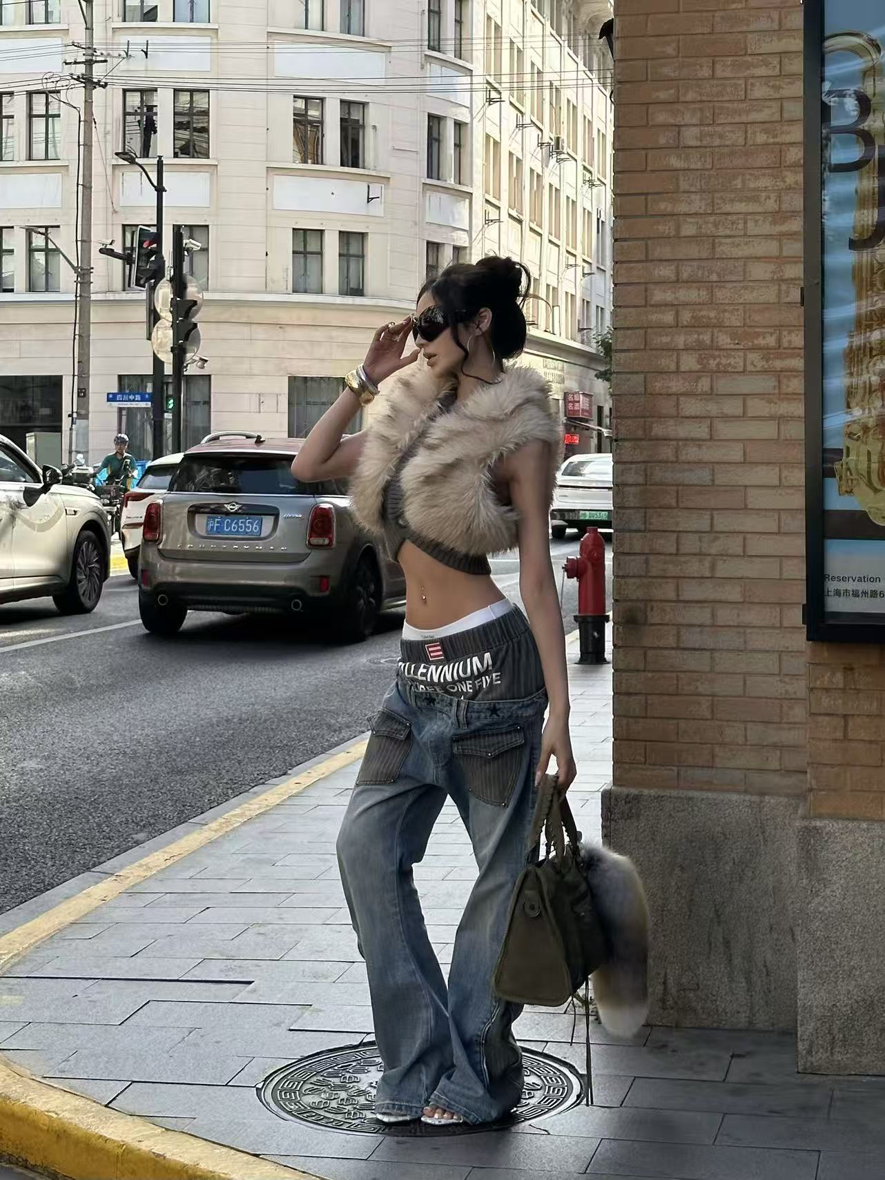 DOUBLE WAIST EMBROIDERY SLIM WASHED BLUE JEANS