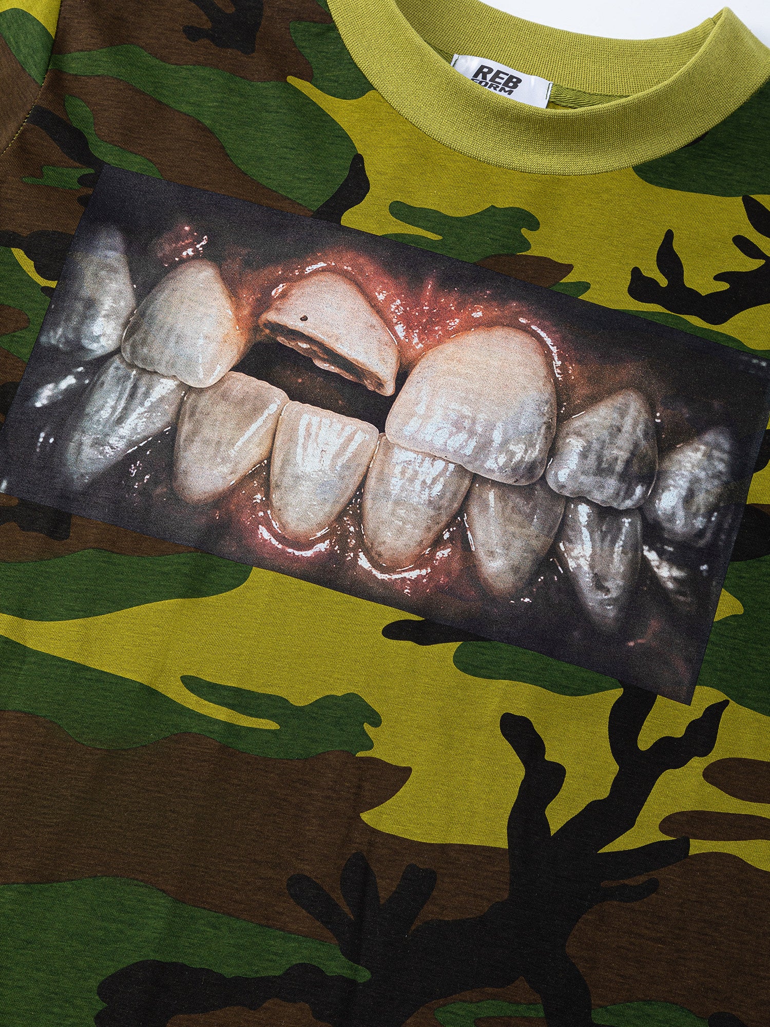 CAMO TOOTH GRAPHIC CURSIVE LETTER NICHE T-SHIRT