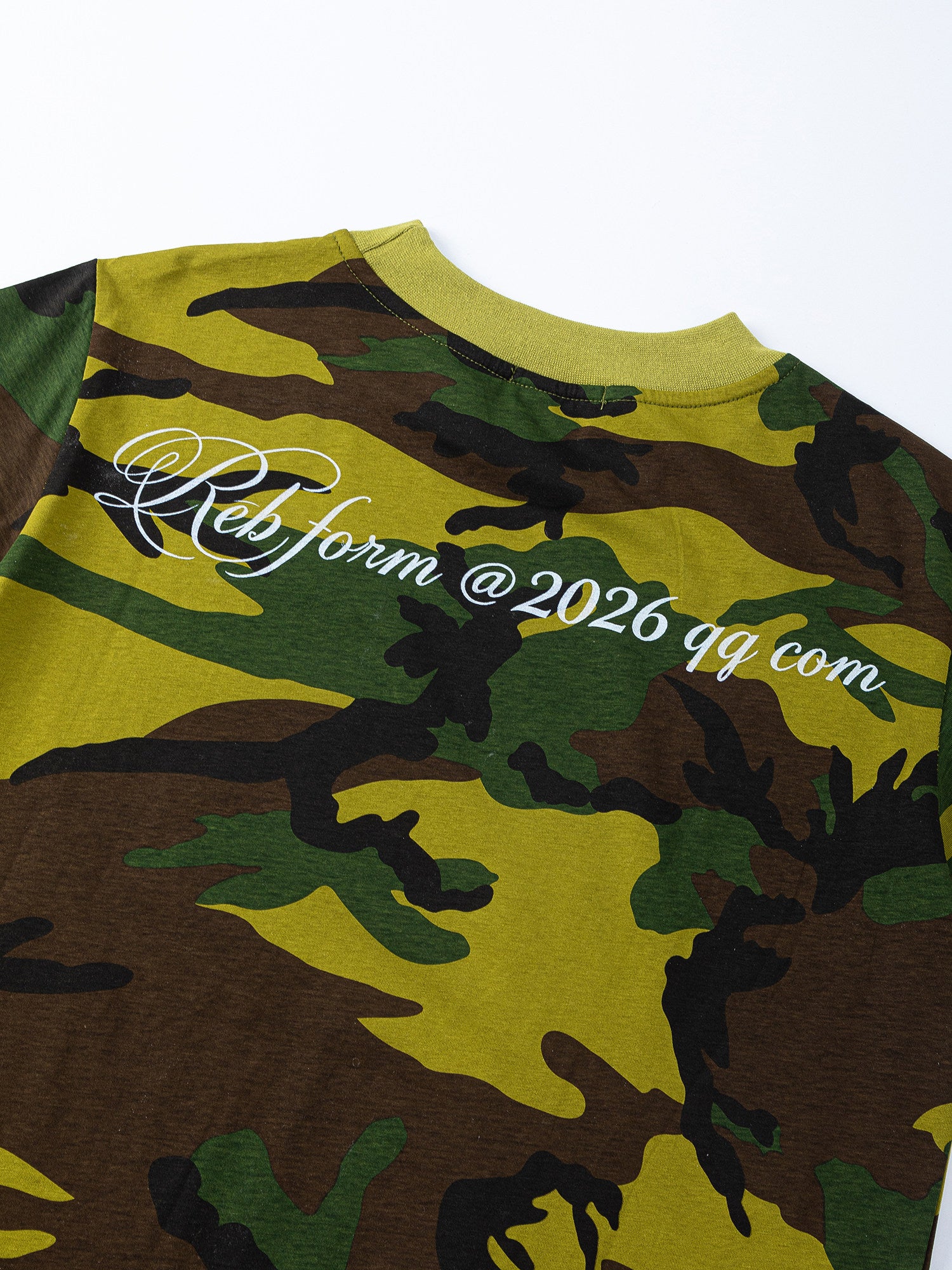 CAMO TOOTH GRAPHIC CURSIVE LETTER NICHE T-SHIRT