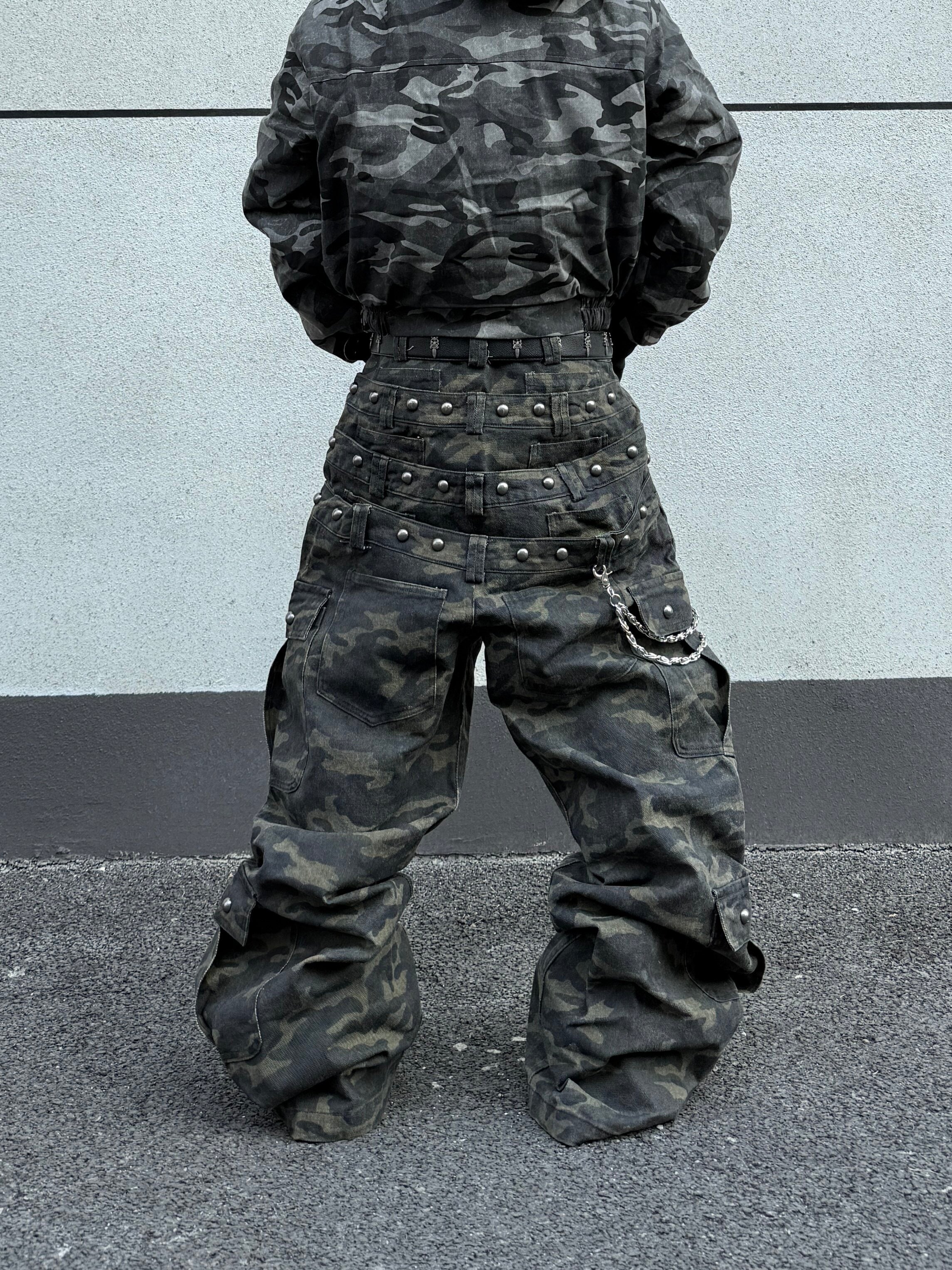 MULTI-WAIST RIVET CAMO CARGO PANTS Secondary image