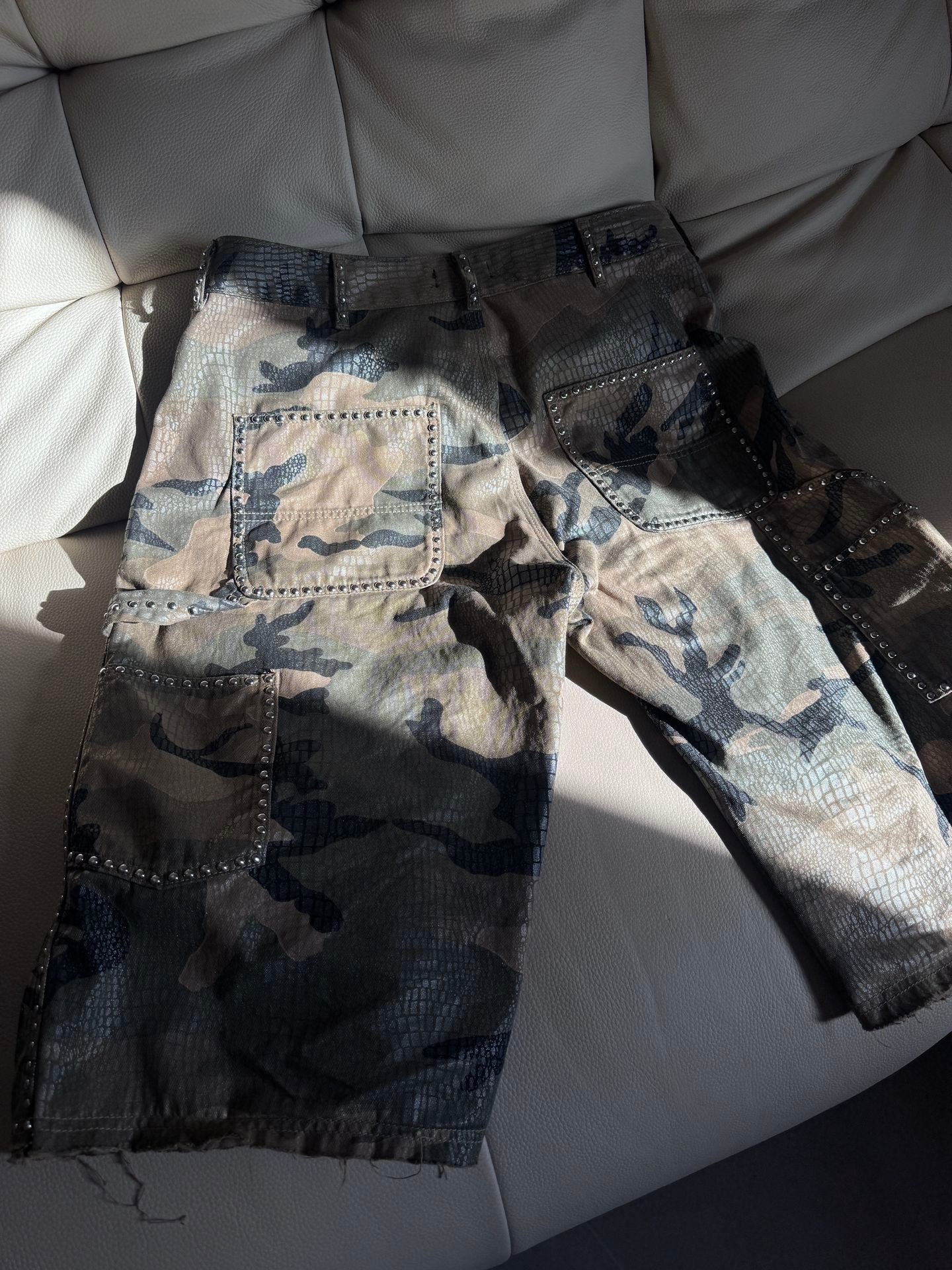 HEAVY-DUTY CAMOUFLAGE RIVET CARGO SHORTS