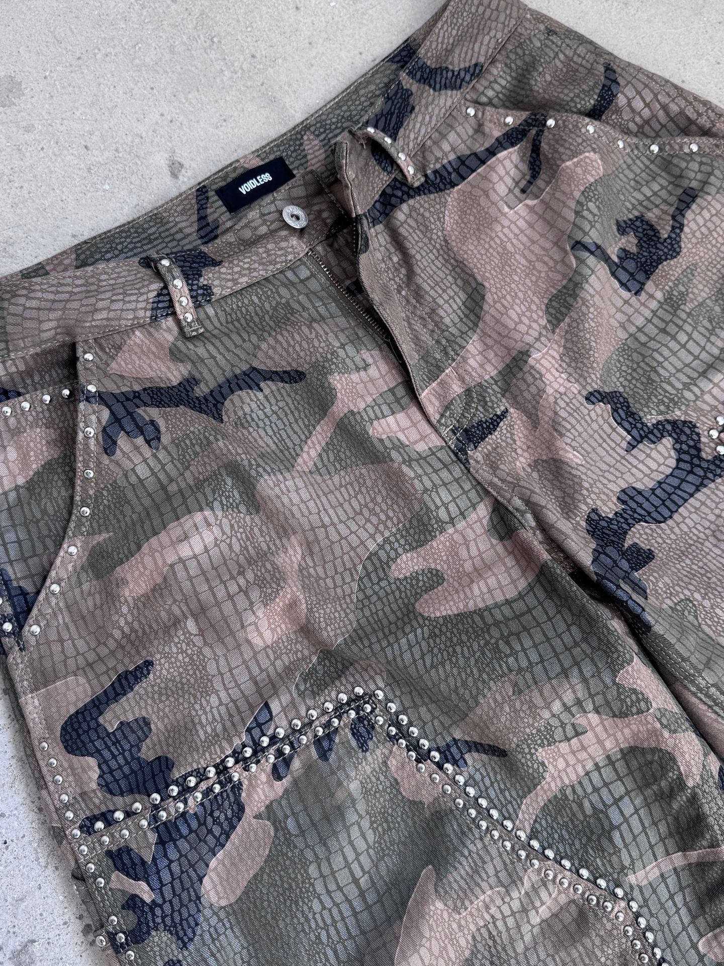 HEAVY-DUTY CAMOUFLAGE RIVET CARGO SHORTS