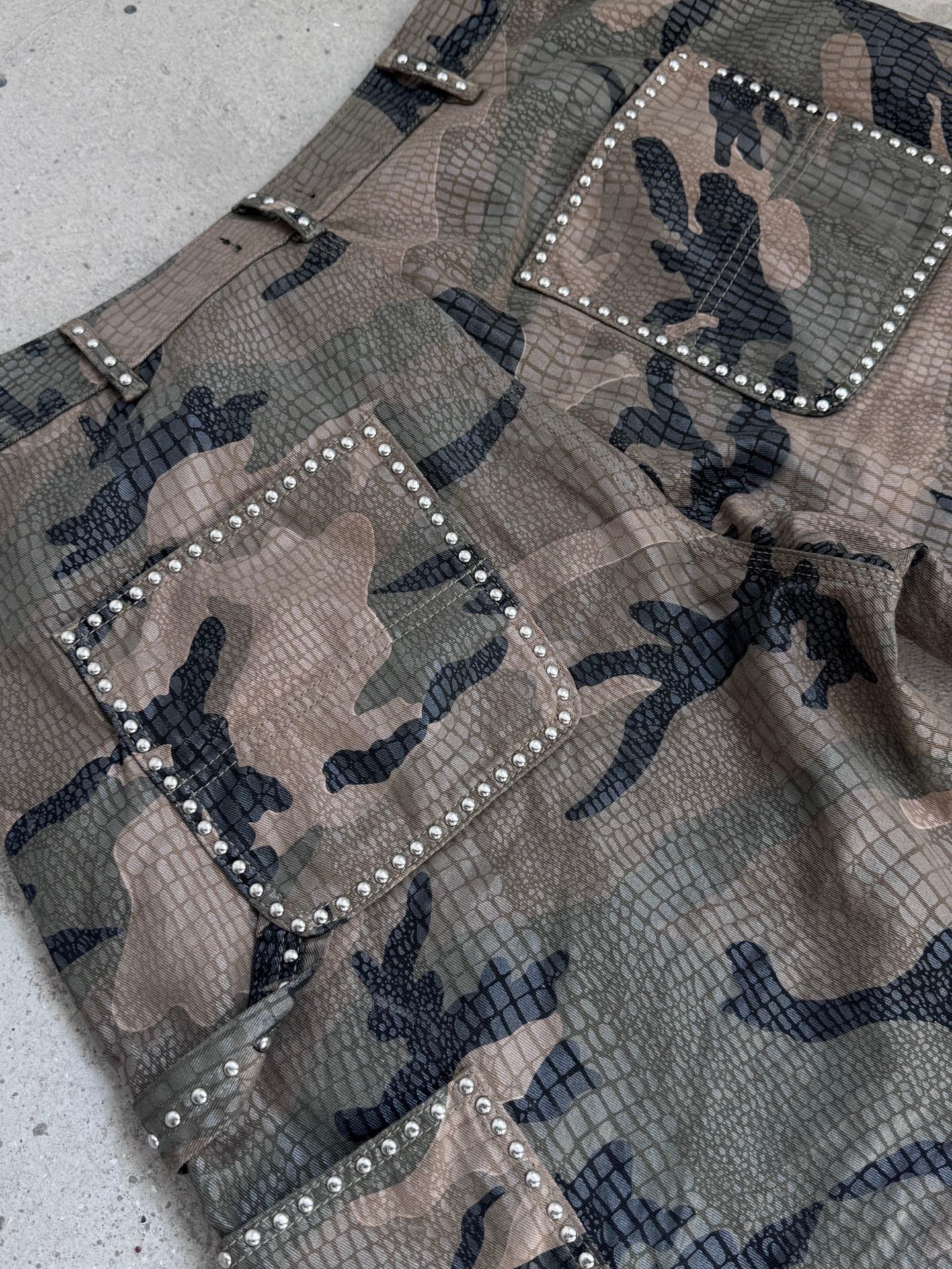 HEAVY-DUTY CAMOUFLAGE RIVET CARGO SHORTS