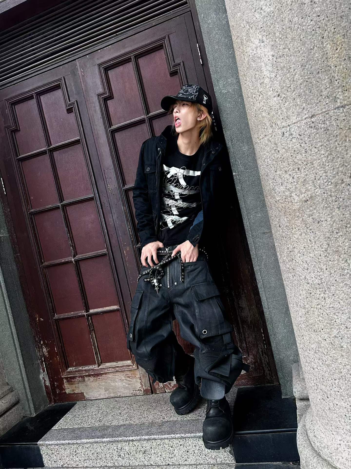 DARKPTPTS MULTI-POCKET WAXED NICHE FLOOR-LENGTH CARGO PANTS Secondary image