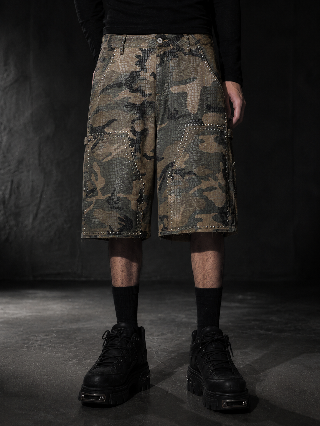 HEAVY-DUTY CAMOUFLAGE RIVET CARGO SHORTS Main image