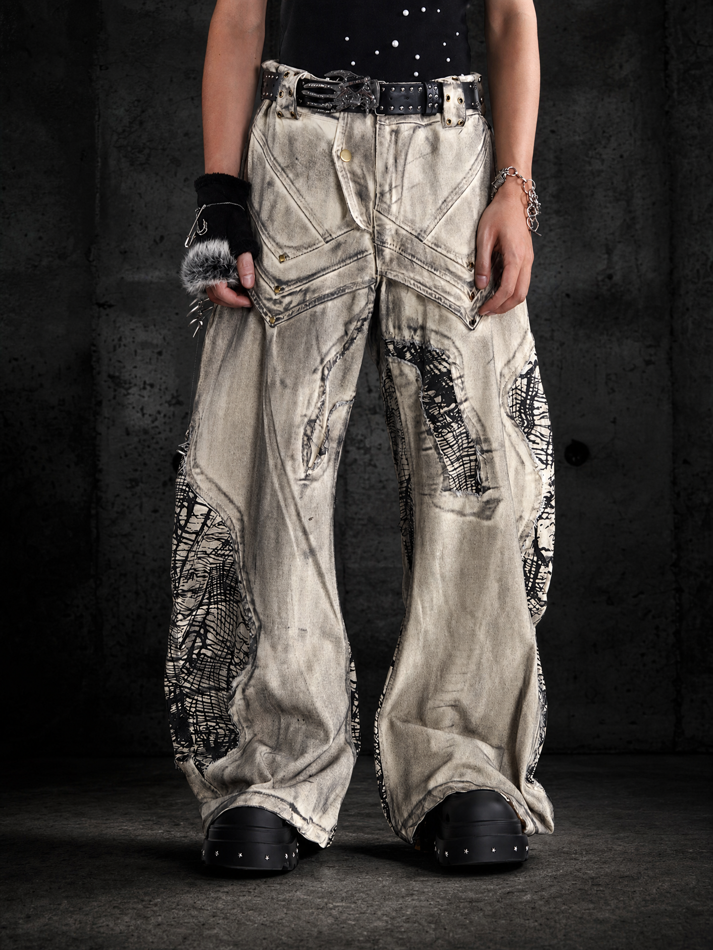 WASTELAND-STYLE SPIDER WEB PRINT DISTRESSED WIDE-LEG JEANS Main image