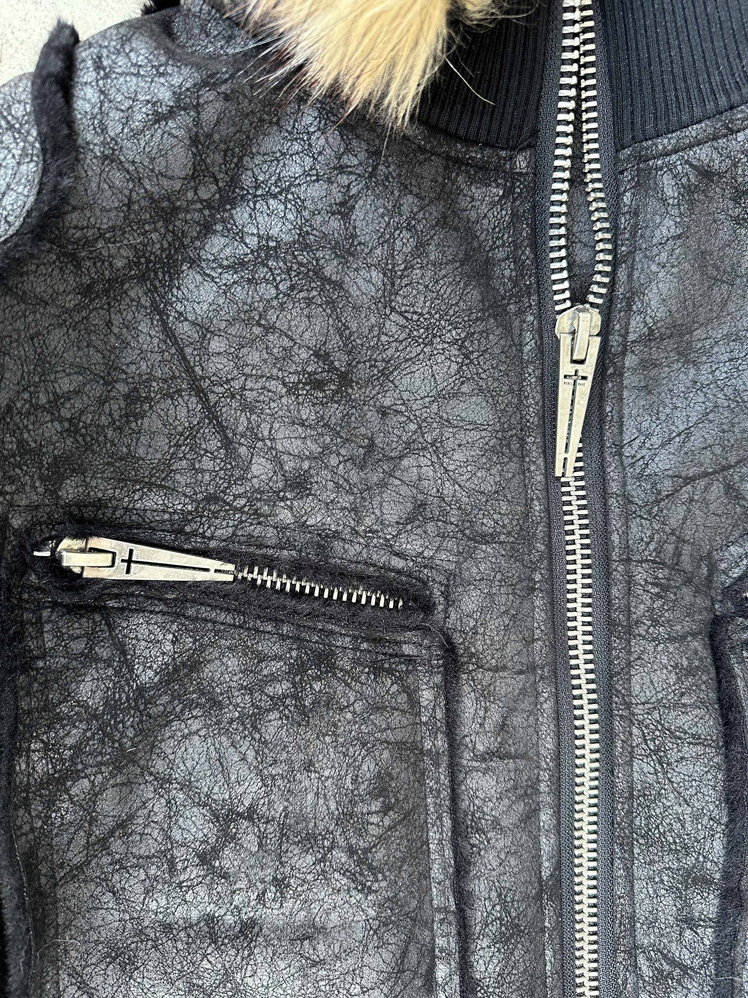 MULTI-ZIPPER REMOVABLE FUR COLLAR CRACKED LEATHER JACKET