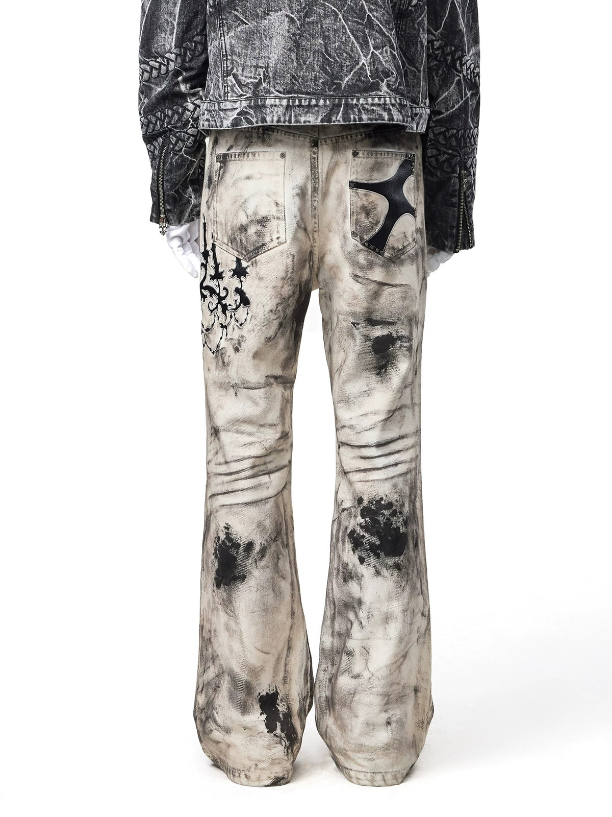 These alternative washed canvas wide pants boast soft washed canvas fabric and a roomy wide-leg silhouette, great for casual dark streetwear layering.