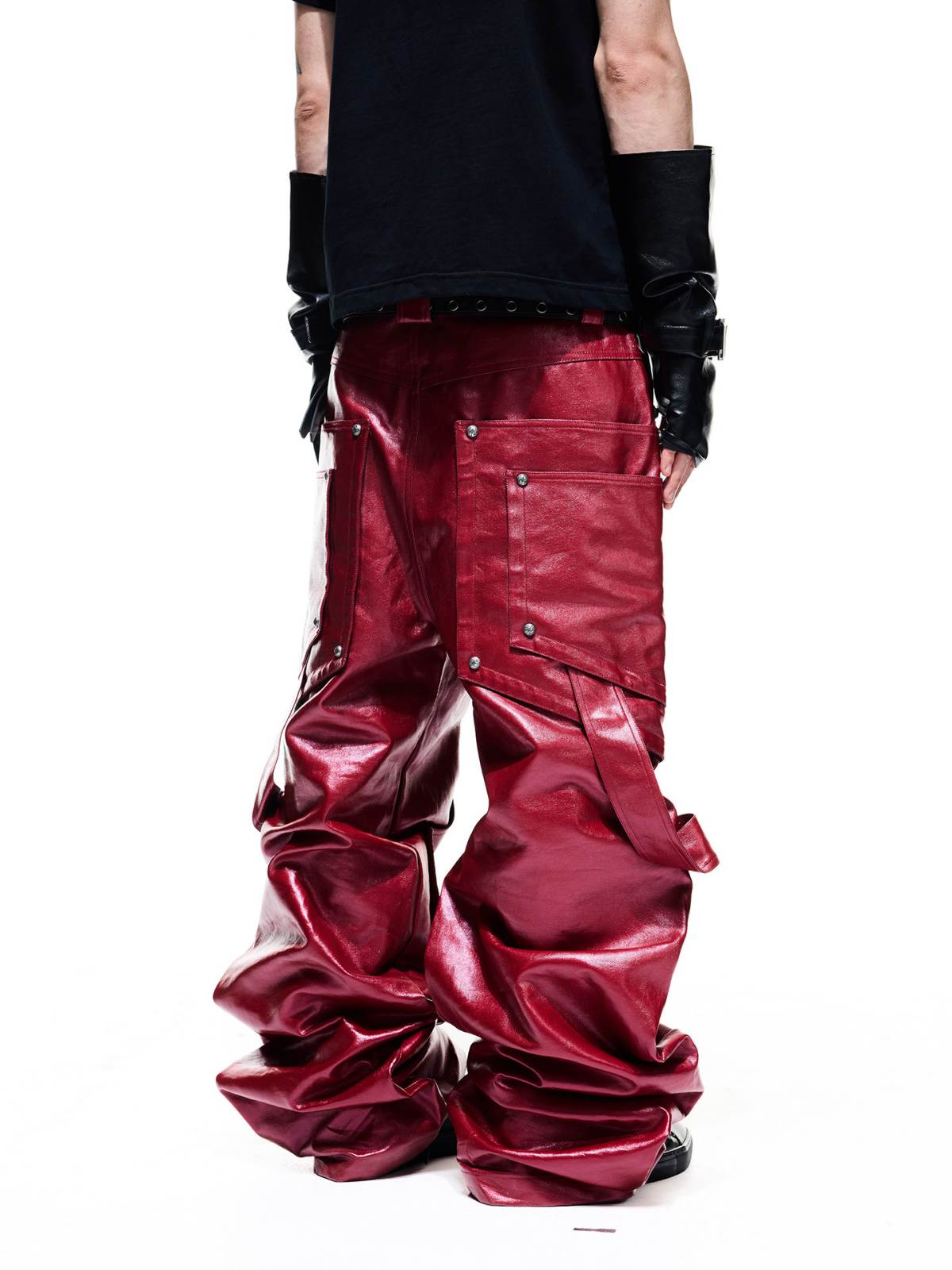 Cargo pants with multi-pocket design and classic streetwear style.