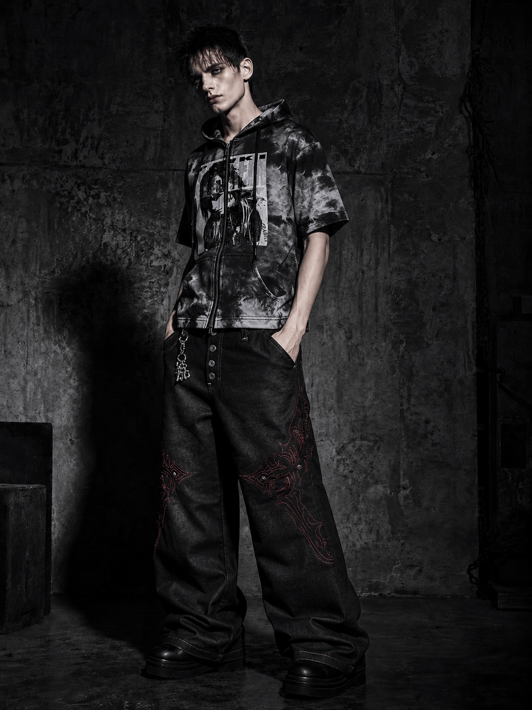 light crinkle‑fabric material composes this soft oversized tee, with naturally wrinkled texture and a loose roomy cut to achieve effortless chill‑styled everyday street‑wear.