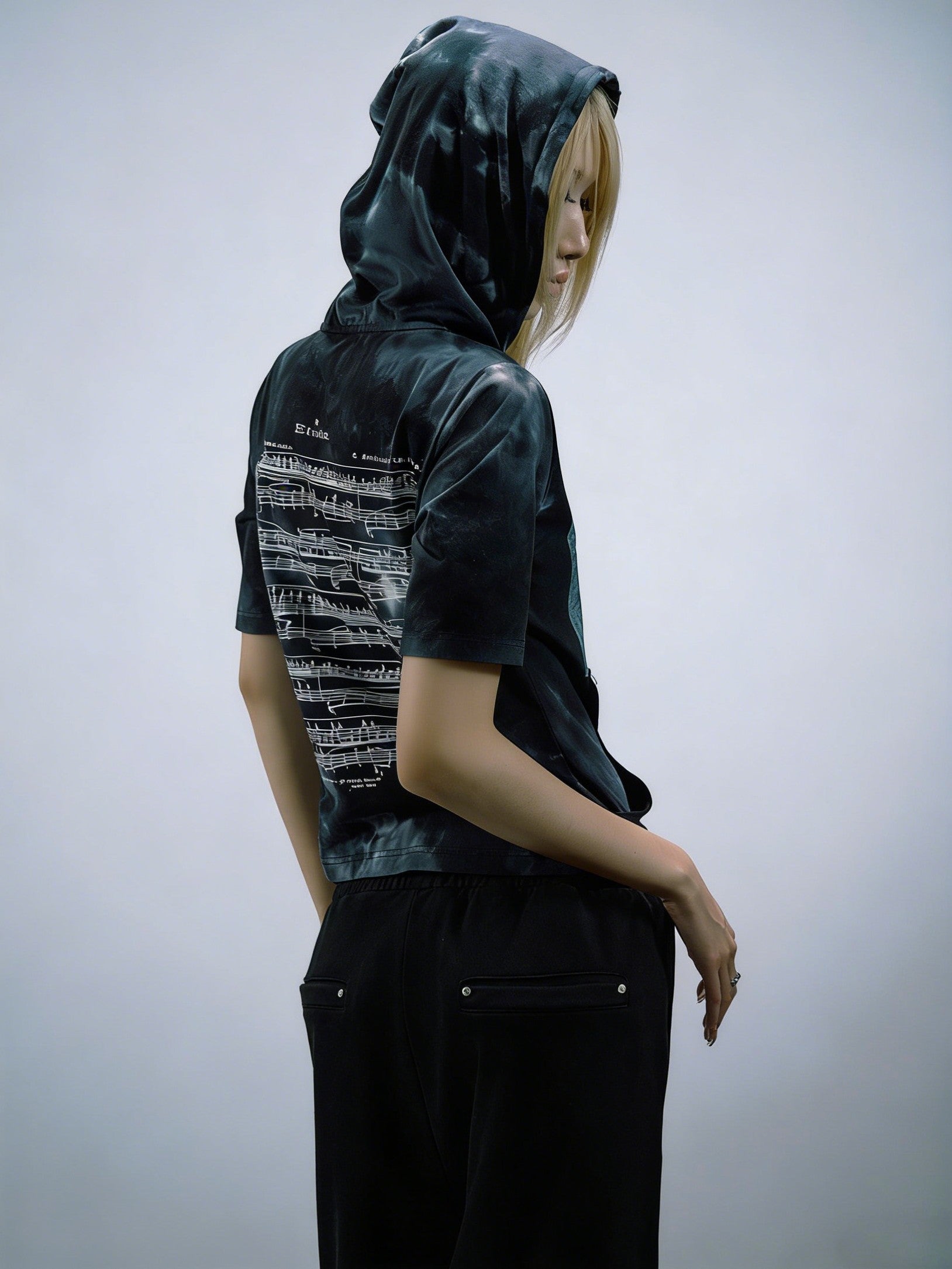 sharp diagonal‑cut lines form this asymmetrical street top, featuring uneven hemlines to craft avant‑garde silhouettes and distinctive alternative‑street‑wear appeal.