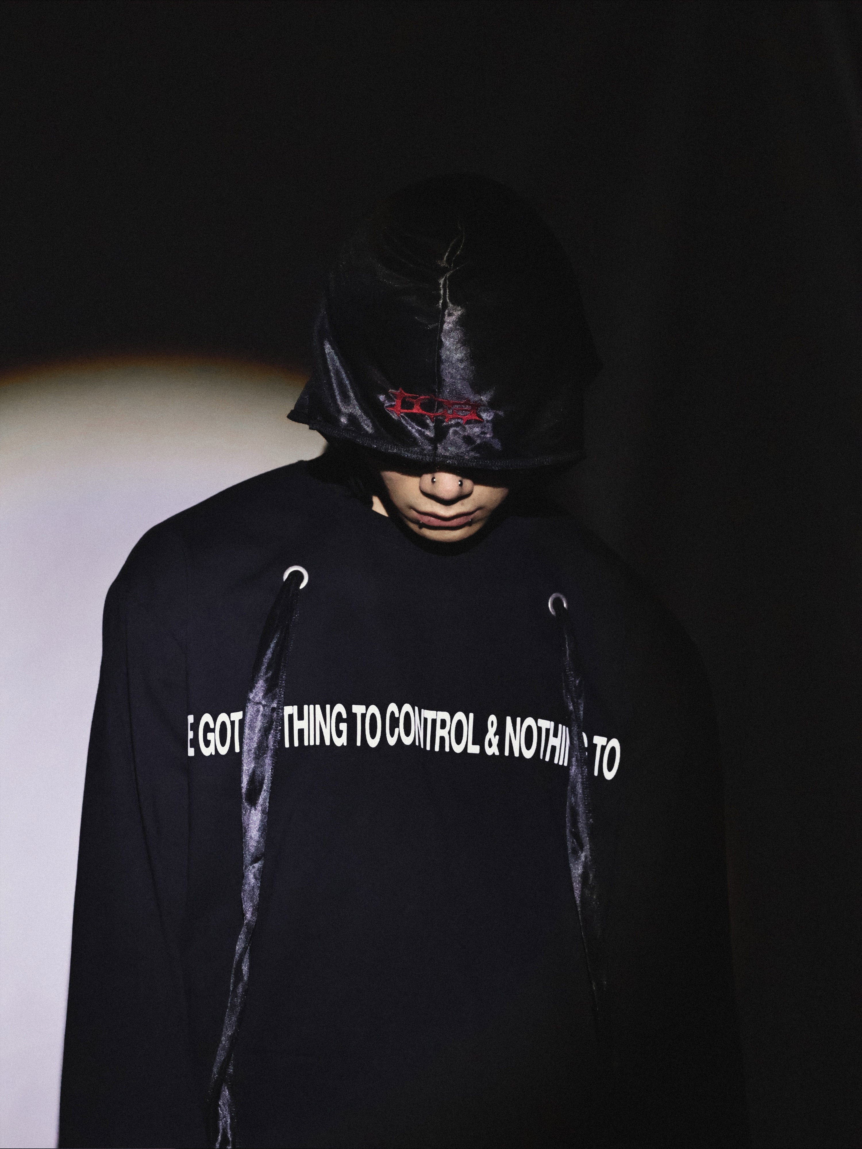 Drawstring-adjust loose cargo pants, adjustable waist and hem drawstrings let you freely alter the loose silhouette.