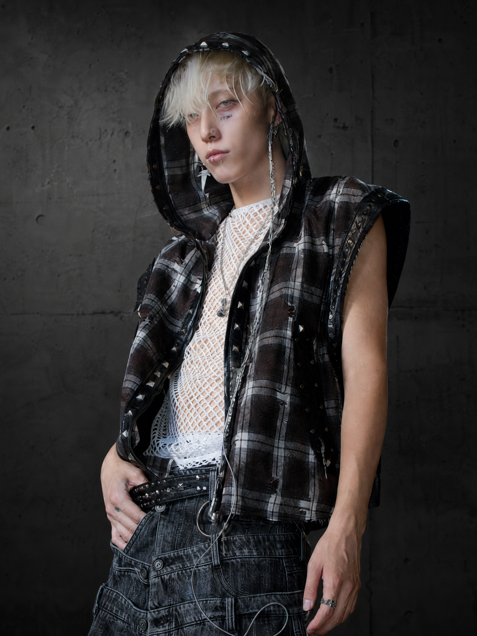 HEAVY-DUTY RIVET PLAID DIRTY WASHED SLEEVELESS HOODED VEST