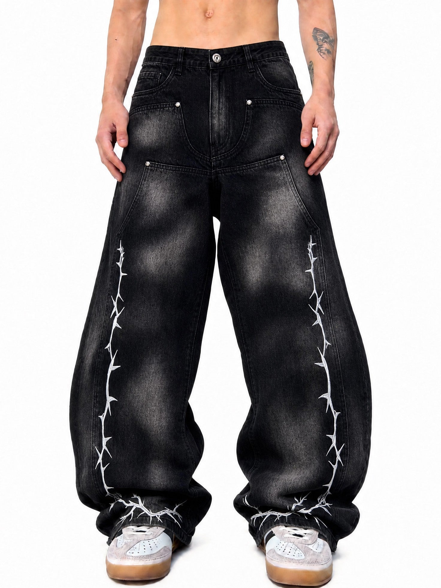 Flap-pocket tactical utility pants, multiple covered flap pockets boost storage functionality with tactical design language. Relaxed functional silhouette blends street utility style, great for daily outdoor and street matching.