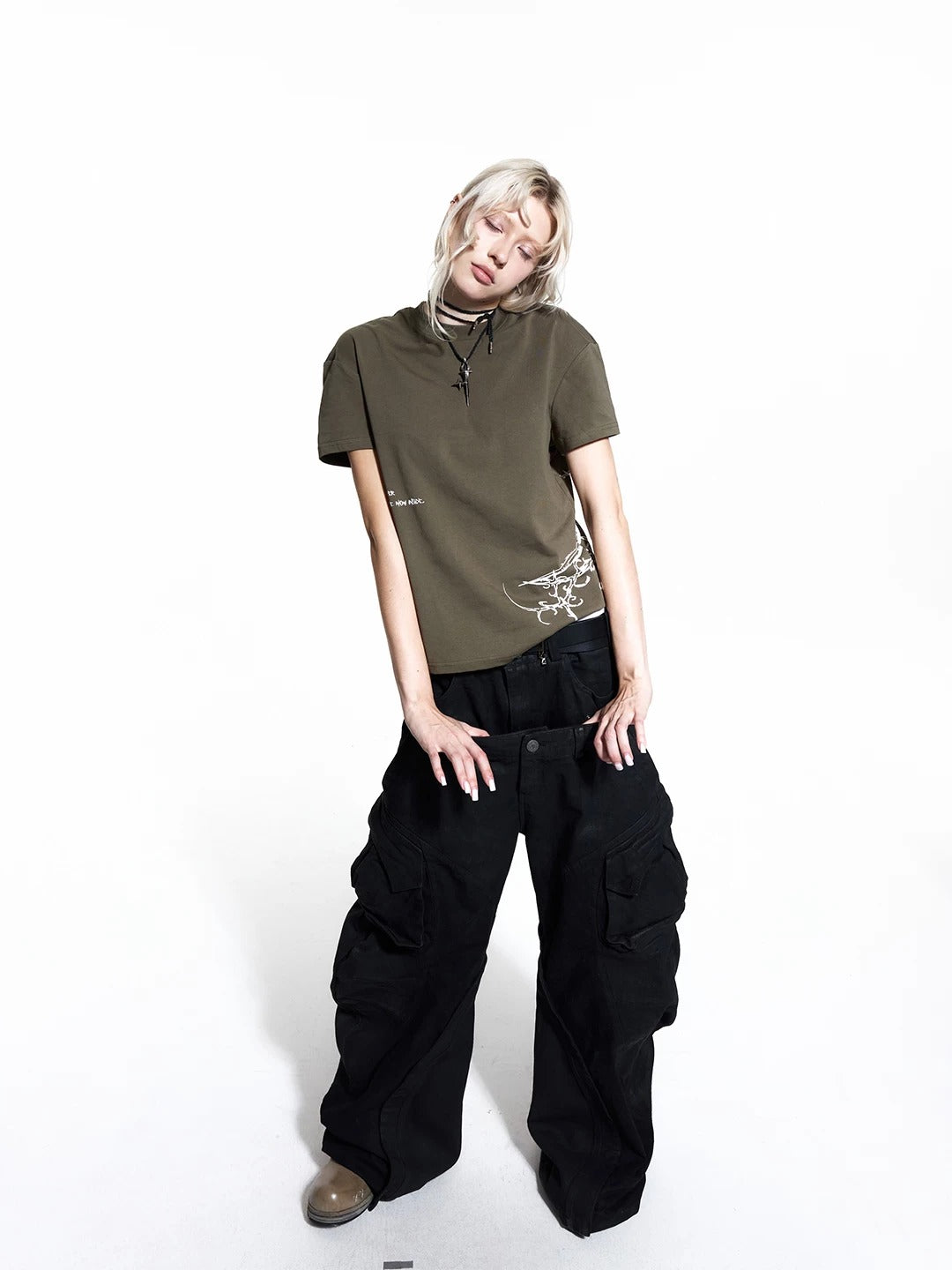 Frayed hem retro skate jacket comes with frayed raw hem detail and classic skate silhouette, bringing authentic old-school skate street charm.