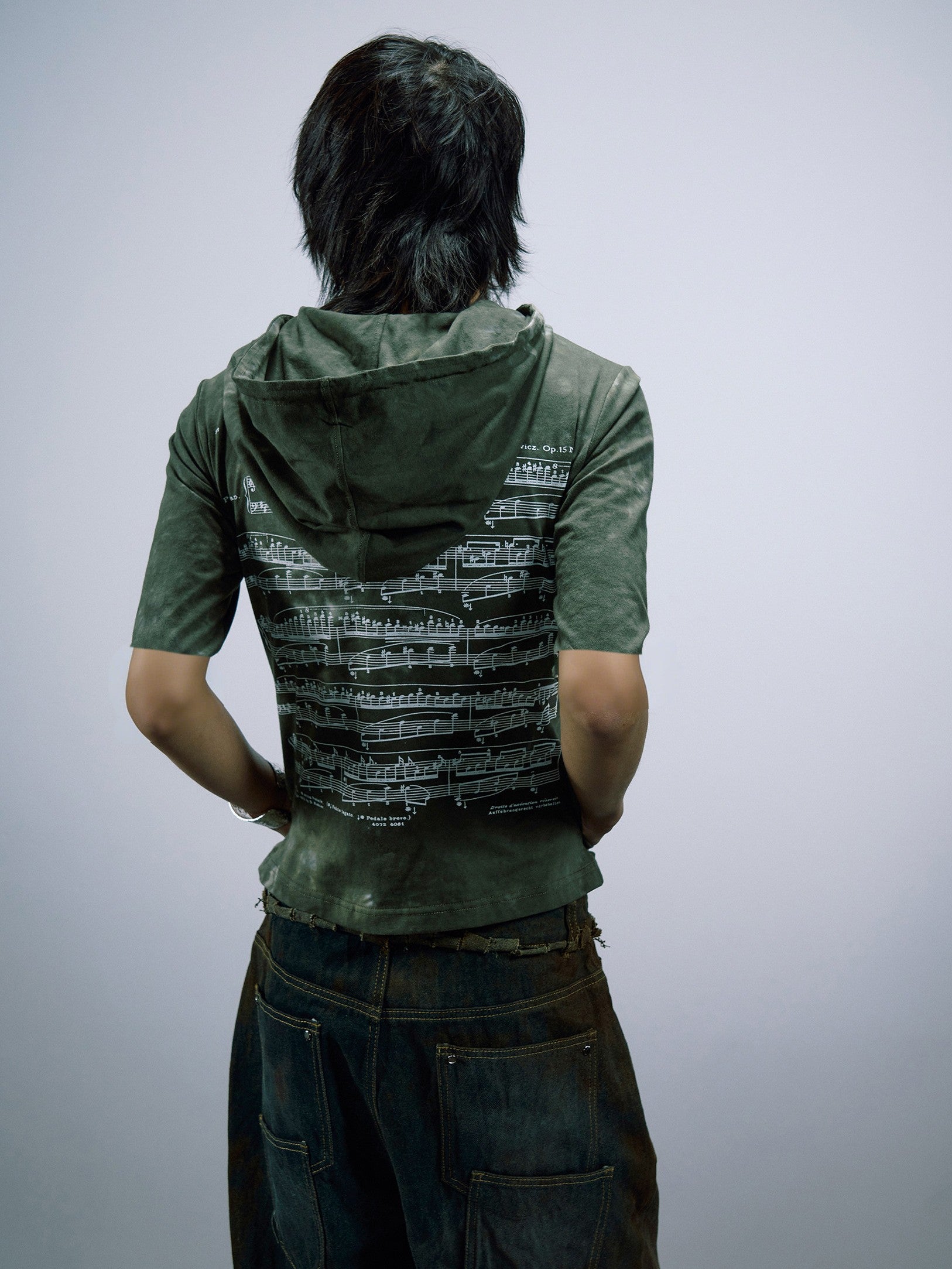 durable heavy‑canvas fabric constructs this sturdy workwear jacket, with firm structure and vintage rugged texture for timeless industrial‑inspired street‑wear aesthetics.