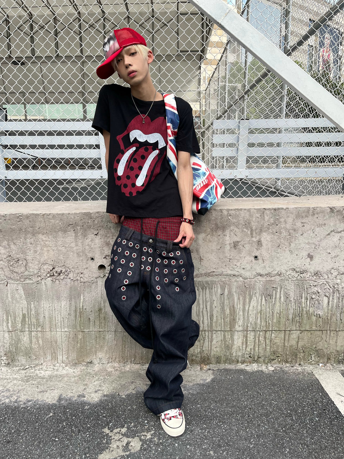 Breathable lightweight-jersey fabric composes this summer casual tee. Soft smooth texture and relaxed simple fit deliver all-day comfort for effortless warm-weather streetwear.