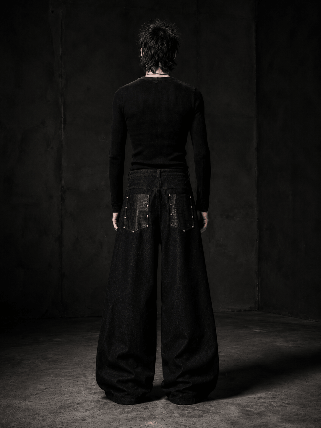 Loose silhouette street chic wear, roomy relaxed cut offers unrestricted comfort and effortless flowy fit.