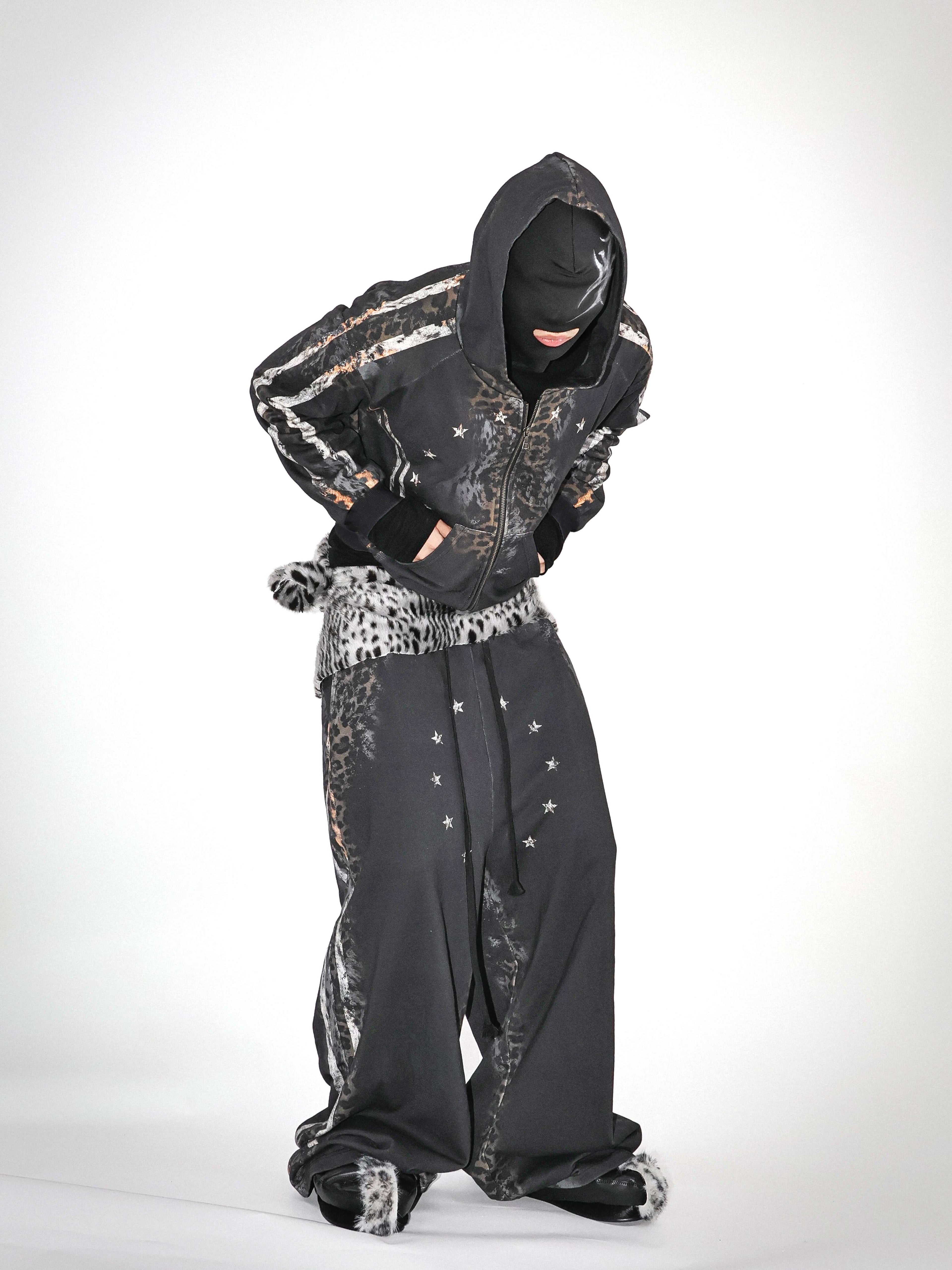 Overlay-splicing deconstructed outfit, innovative fabric splicing and layered overlay design adopt deconstructed tailoring techniques.