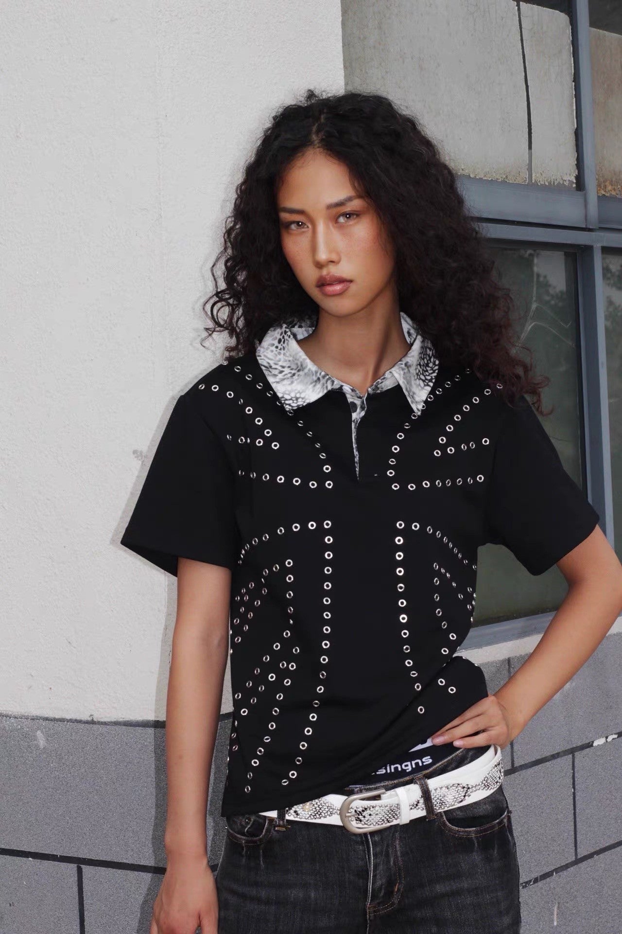 artful rip‑and‑patch detailing adorns this grunge‑style vintage denim, creating worn‑in faded textures to channel retro rugged street‑wear aesthetics.
