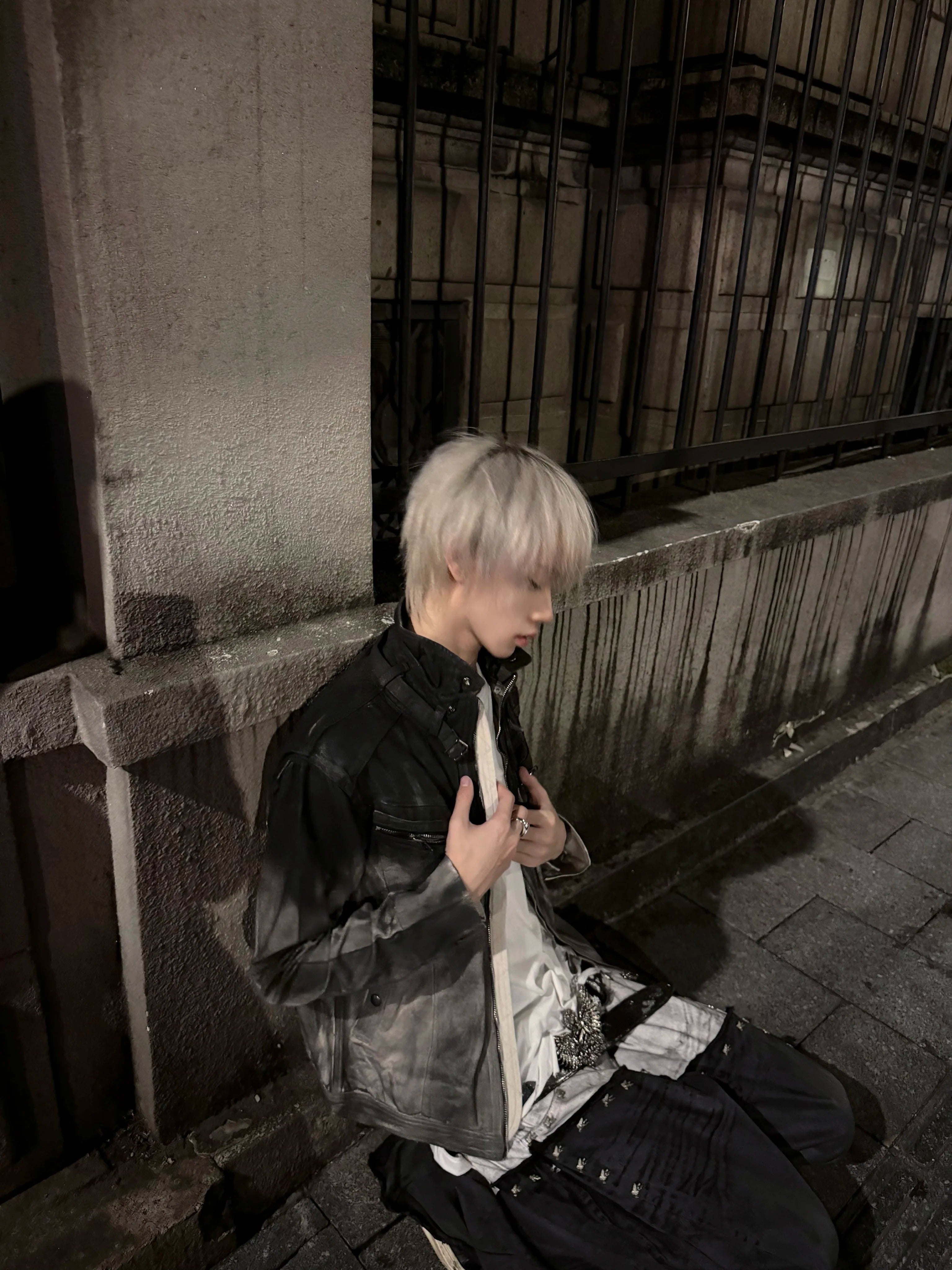 GLUE-COATED DENIM GRADIENT SPRAY DIRTY BONE SEAM JACKET Secondary image