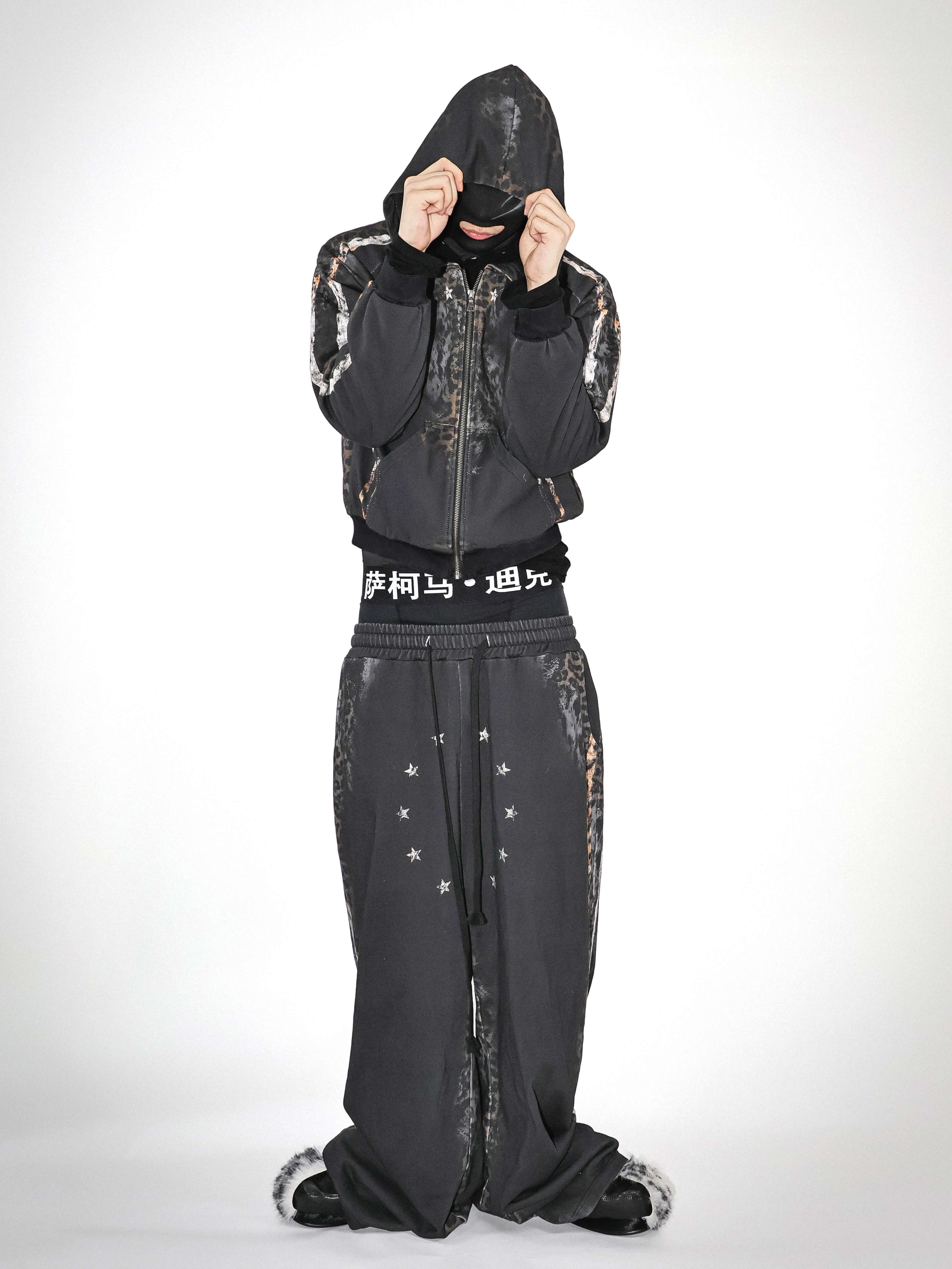 Side-stripe sporty street trousers, iconic side stripe detailing injects classic athletic flair, loose tailored cut balances mobility and trendy street aesthetics.