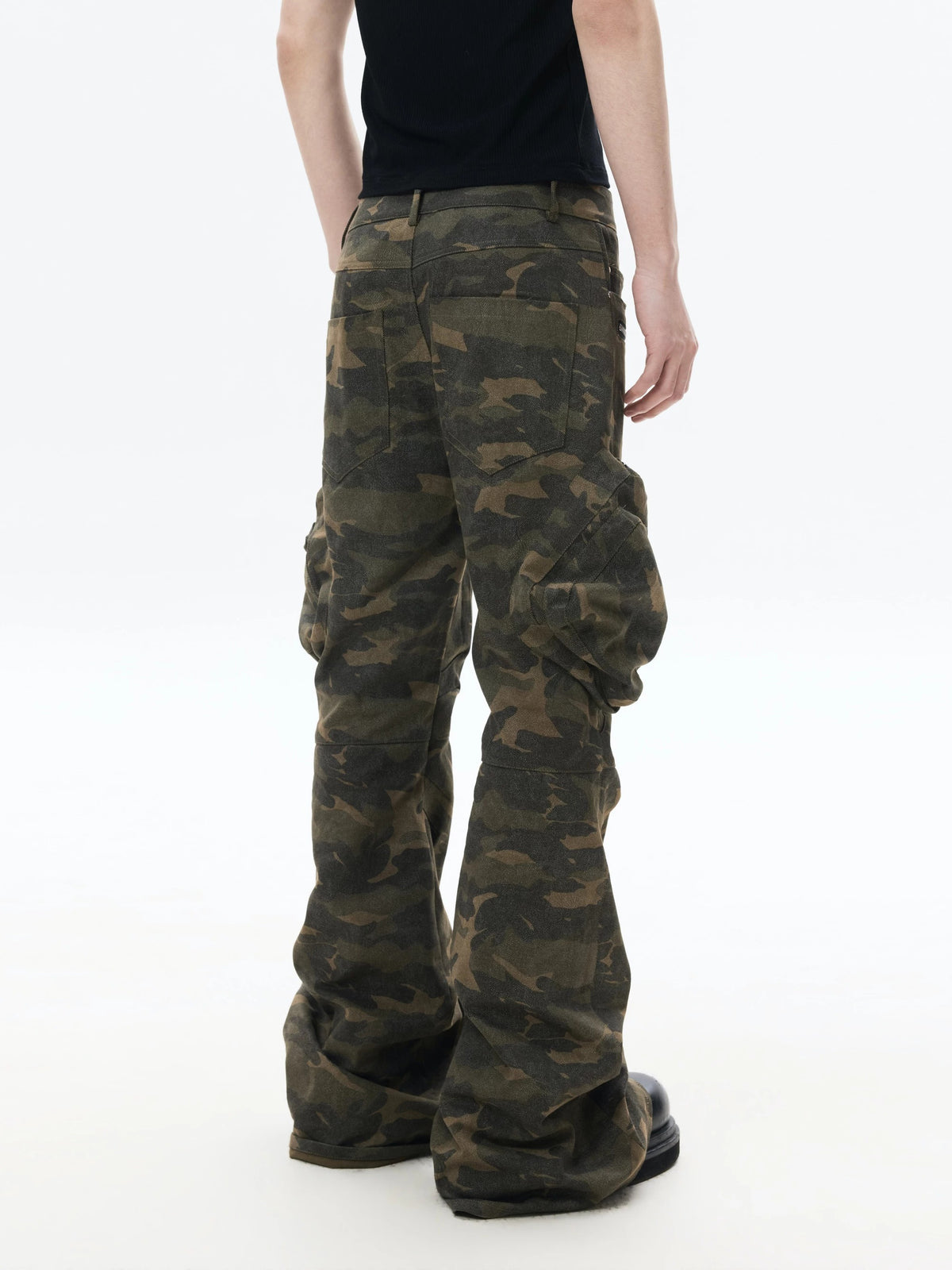 Void graphic raw seam jogger pants featuring unsettling dark prints and unfinished raw seams, blending underground edge with casual comfort for alternative street styling.